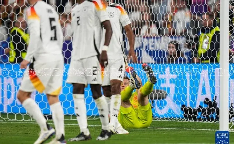 龙8官网手机登入口百度识图迷人美女观看足球比赛运动员视频，体育赛事精彩瞬间尽收眼底